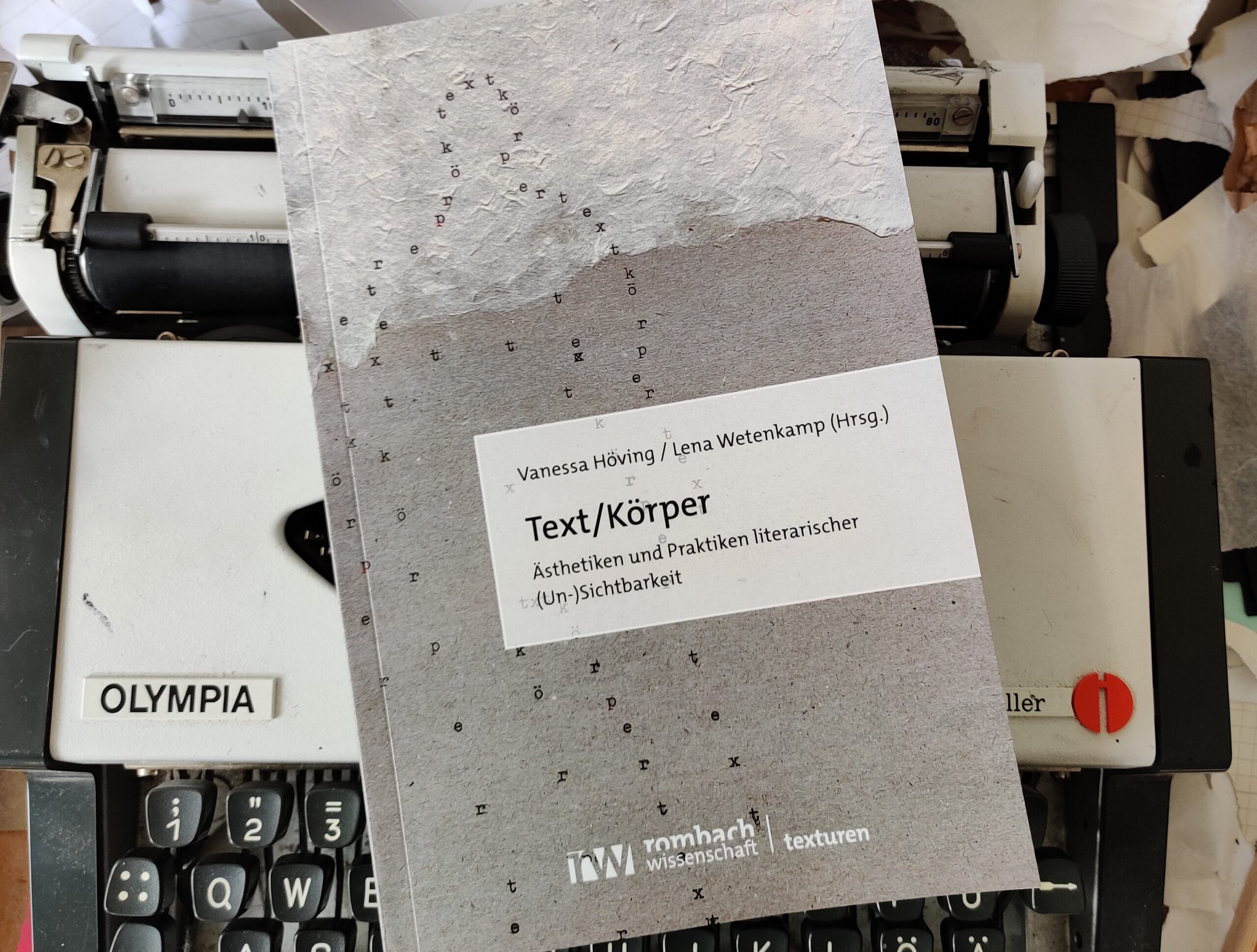 Buchcover mit Textkörper für „Texturen“, Rombach, hrsg. Dr.Vanessa Höving (FernUniversität Hagen) und Jun.-Prof. Lena Wetenkamp (Universität Trier), Juni 2024
